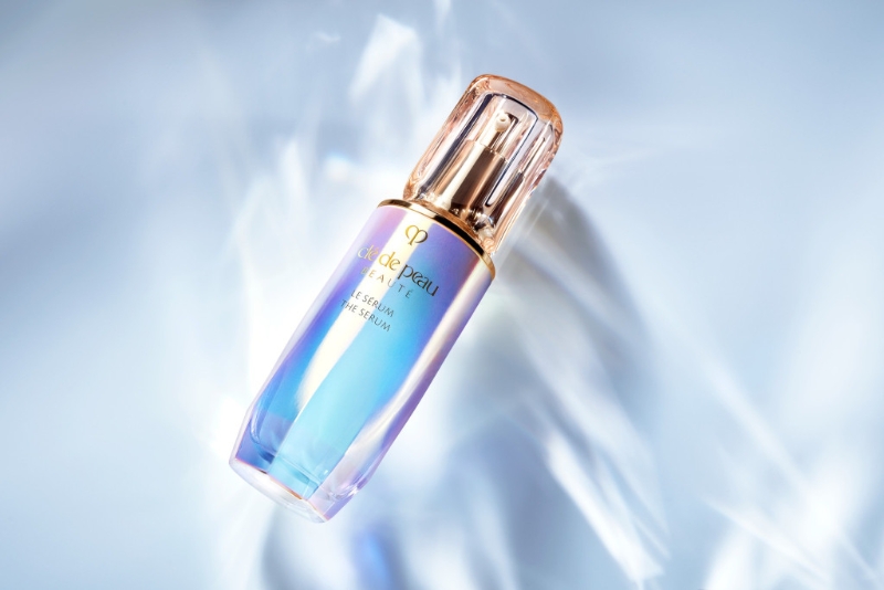 Cle de Peau Le Serum焕活细胞精华/$1,250/30ml、$2,080/50ml、$2,700/75ml,蕴含独家研发的Skin-Empowering Illuminator亮肌精华,提升肌肤防御力,另三色海藻复合物Kelplex中的绿海藻、红海藻及褐海藻成分,亦强化细胞及修复力量。