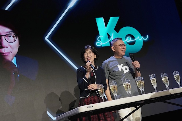 柯文哲举办演唱会，妻子陈佩琪非常开心。