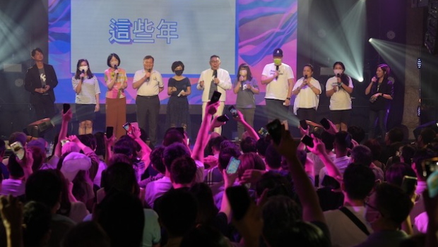 柯文哲举办演唱会载歌载舞，现场座无虚席。