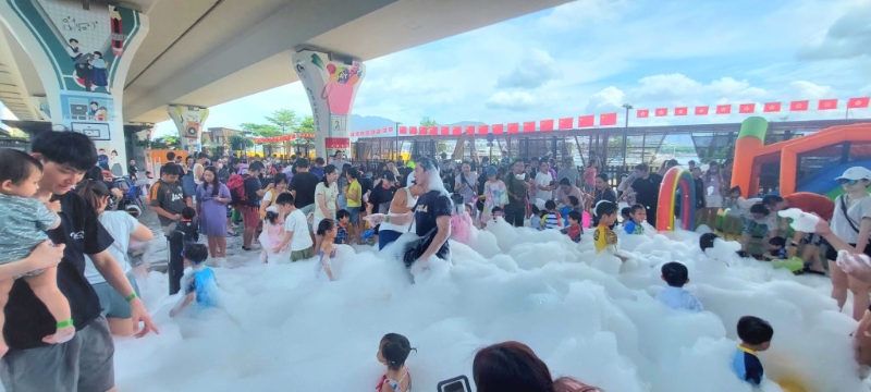 今次场地比之前的嘉年华更大,泡泡更多 今次场地比之前的嘉年华更大,泡泡更多