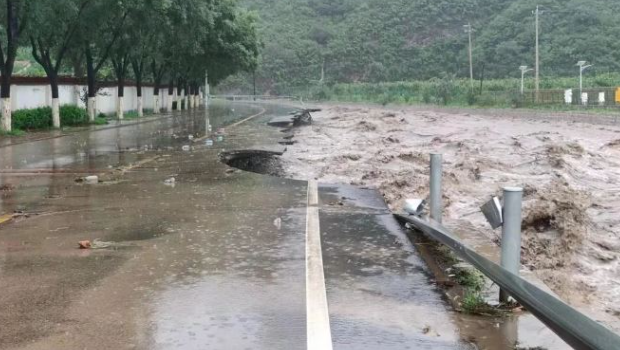 北京暴雨│河道暴涨汹涌翻滚恐怖现场片，汽车如“纸扎车”遭冲走