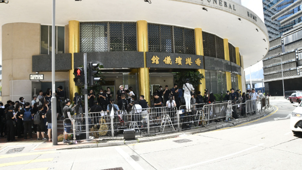 ​李玟CoCo丧礼丨二姐李思林座驾直接驶入停车场，半百内地粉丝来港送别偶像