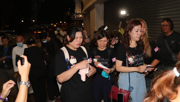 李玟CoCo丧礼丨逾千粉丝持鲜花排长龙进入灵堂，有人哭成泪人嚎哭愿李玟安息