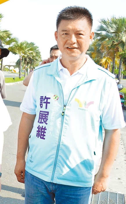 民进党屏南“立委”参选人许展维被质疑服务收红包，他痛批选举恶质，更直接宣布退选，让屏南“立委”选情投下震撼弹。