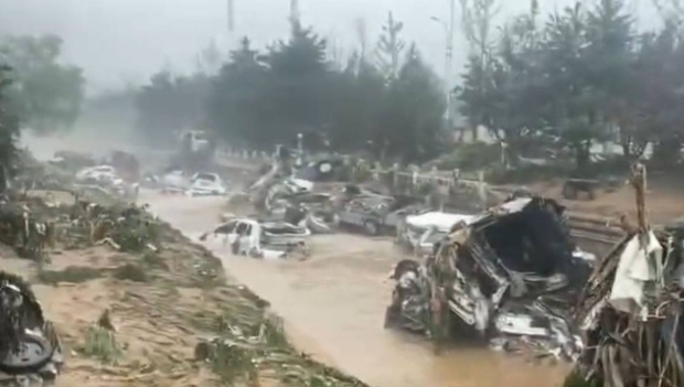 北京洪水︱无数车辆搁在河道上，洪水退却场面犹如灾难电影