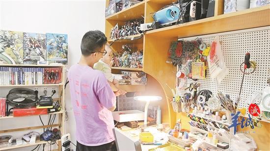 韦顺译带着孩子在他的模型屋。 韦顺译带着孩子在他的模型屋。