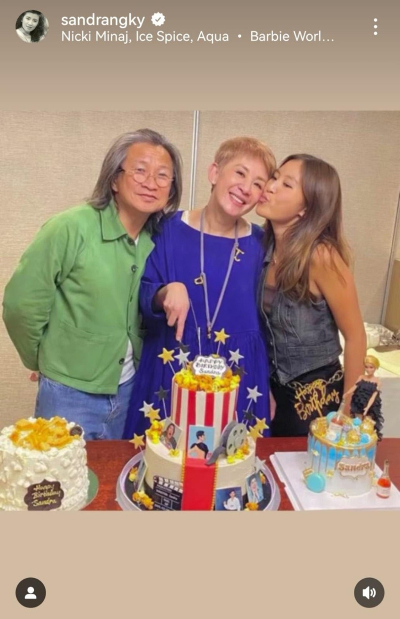 吴君如晒出一家三口合照，收到女儿锡锡。
