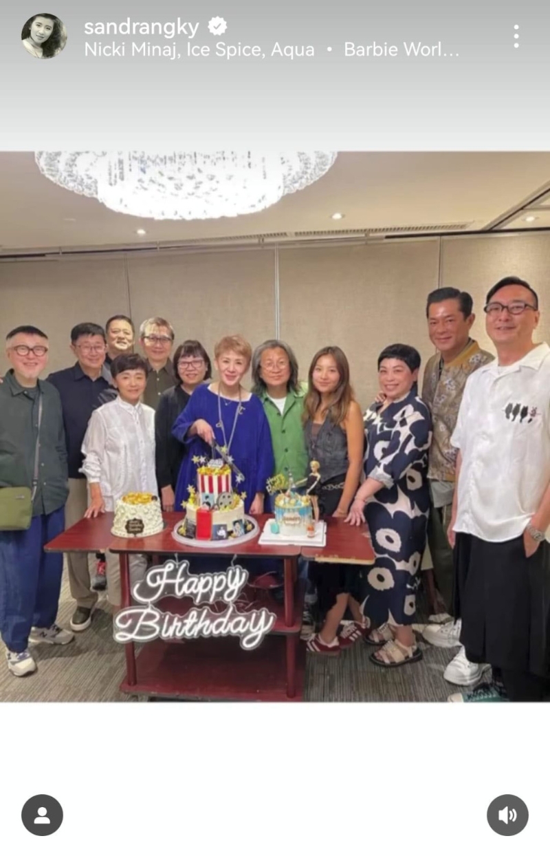 吴君如与到场的亲友大合照。