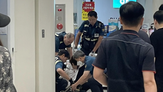 韩男持双刀闯江南巴士转运站引恐慌，遭警员当场制服拘捕