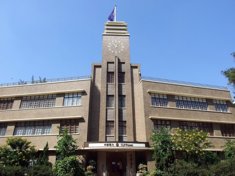 中电钟楼楼高25米,三面外墙装嵌了电力驱动的塔钟, 塔钟上方建有玻璃饰砖,构成别树一格的建筑特色。(资料图片) 中电钟楼楼高25米,三面外墙装嵌了电力驱动的塔钟, 塔钟上方建有玻璃饰砖,构成别树一格的建筑特色。(资料图片)
