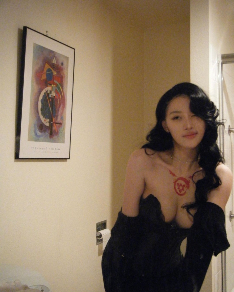 郭珮文曾Cosplay动漫人物性感造型。