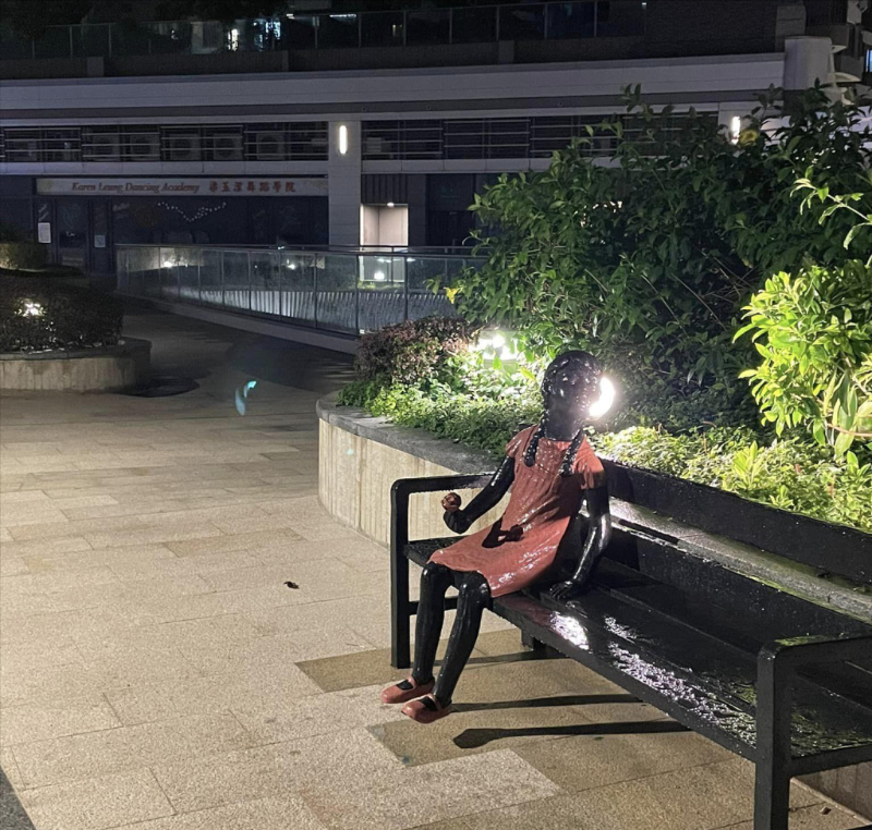 “对空气说话”的麻花辫女孩 “对空气说话”的麻花辫女孩