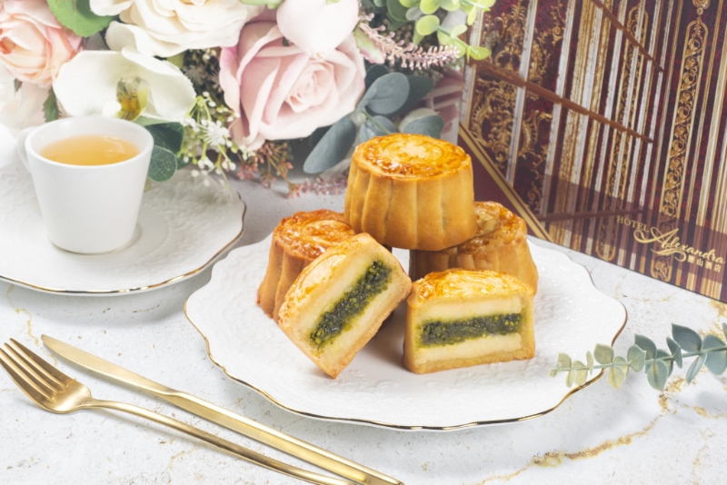 翡翠 • 白玉——法式芝士开心果流心月饼 翡翠 • 白玉——法式芝士开心果流心月饼