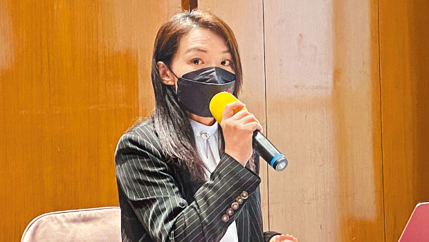 新竹市长高虹安14日大动作举行记者会回击北检,炮轰检察官根本先射箭再画靶,草率又强行的起诉,全案彻头彻尾是典型的政治侦办。 新竹市长高虹安14日大动作举行记者会回击北检,炮轰检察官根本先射箭再画靶,草率又强行的起诉,全案彻头彻尾是典型的政治侦办。