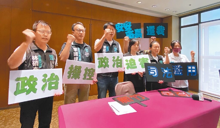 新竹市长高虹安遭北检起诉,高虹安昨天中午于饭店举行记者会回击北检,包括民众党团及党籍人士、支持者都到场声援,举牌大喊“滥用司法、政治迫害” 新竹市长高虹安遭北检起诉,高虹安昨天中午于饭店举行记者会回击北检,包括民众党团及党籍人士、支持者都到场声援,举牌大喊“滥用司法、政治迫害”