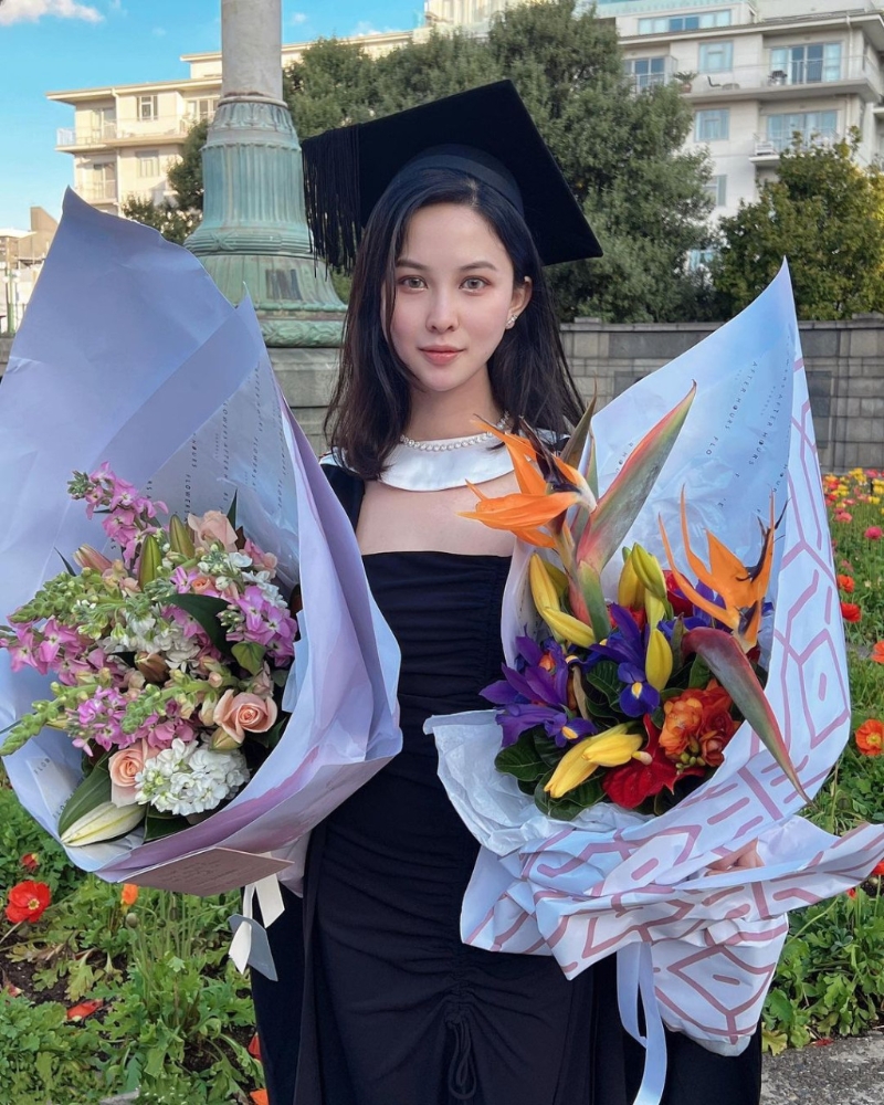 梁晶晶去年从奥克兰理工大学毕业。 梁晶晶去年从奥克兰理工大学毕业。