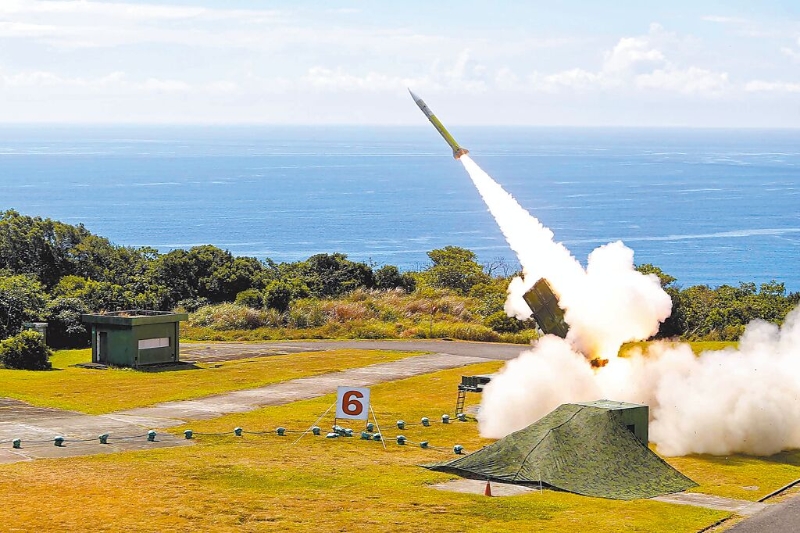 空军昨在屏东九鹏基地发射两枚爱国者二型飞弹，第1枚发射后自爆。图为之前爱二实弹射击，拦截来袭的敌机与弹道飞弹。（台湾防务部门提供）