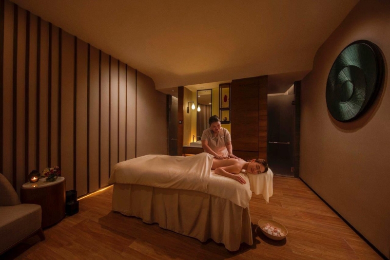 海洋公园万豪酒店的HARNN Heritage Spa 水疗中心亲子套票原价$1,930、KKday优惠价$888,包括Harnn香薰按摩及儿童游乐天地通行证。 海洋公园万豪酒店的HARNN Heritage Spa 水疗中心亲子套票原价$1,930、KKday优惠价$888,包括Harnn香薰按摩及儿童游乐天地通行证。