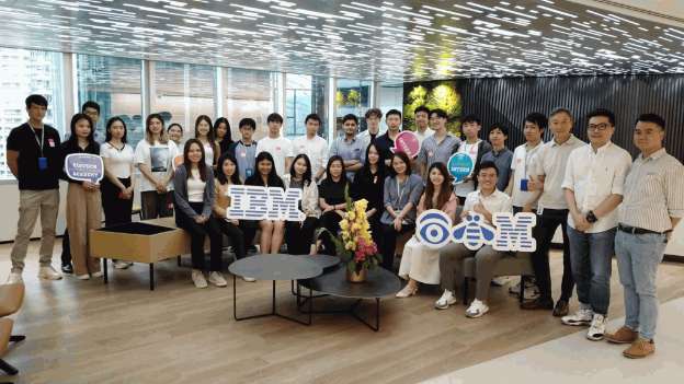 “金融科技未来领袖学院”的实习生到IBM参加实地考察。 “金融科技未来领袖学院”的实习生到IBM参加实地考察。