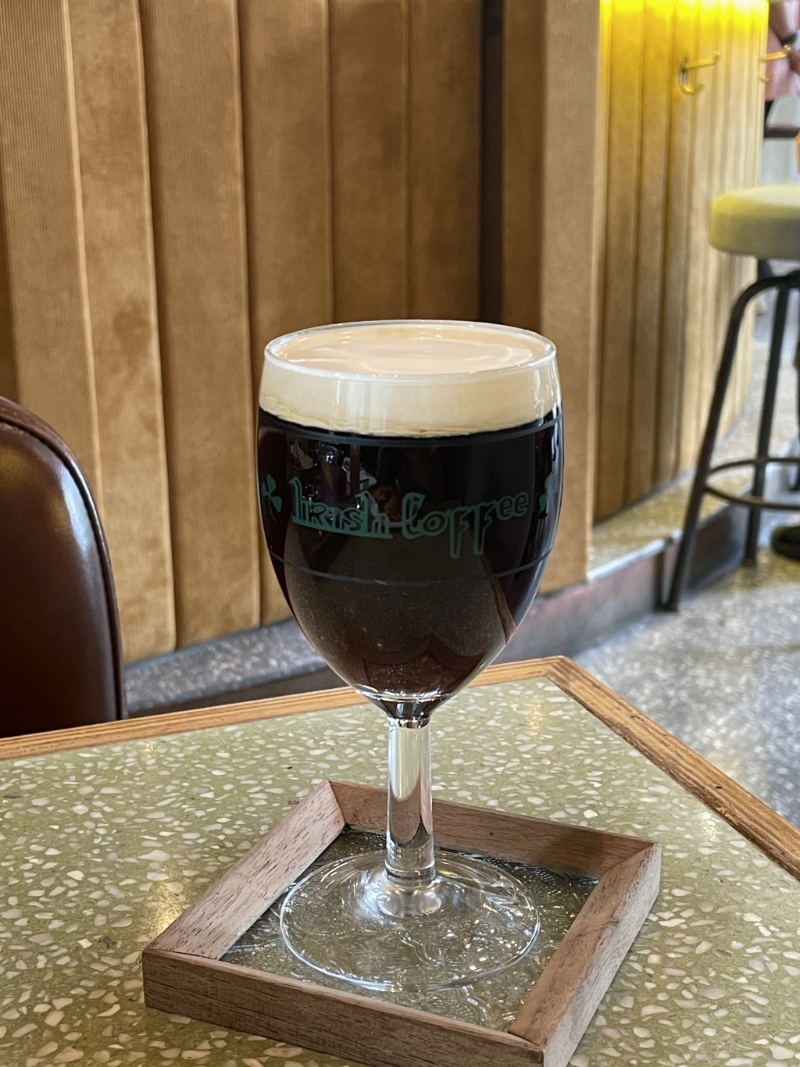 记者推介Modern Irish Coffee($148)特意选用带果香及经烘焙的咖啡豆,加入威士忌及鲜奶油,充满咖啡香及酒香而又不会互抢风味。 记者推介Modern Irish Coffee($148)特意选用带果香及经烘焙的咖啡豆,加入威士忌及鲜奶油,充满咖啡香及酒香而又不会互抢风味。