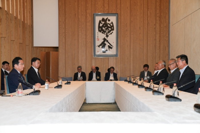 岸田文雄与日本全国渔业协会联合会会长坂本雅信等业界代表会面,寻求对方支持。 岸田文雄与日本全国渔业协会联合会会长坂本雅信等业界代表会面,寻求对方支持。