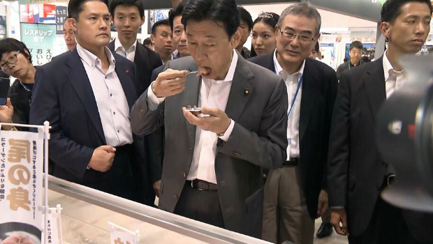 排海前夕日本经产相展览会上吃鱼鼓励销售，被批“作秀”