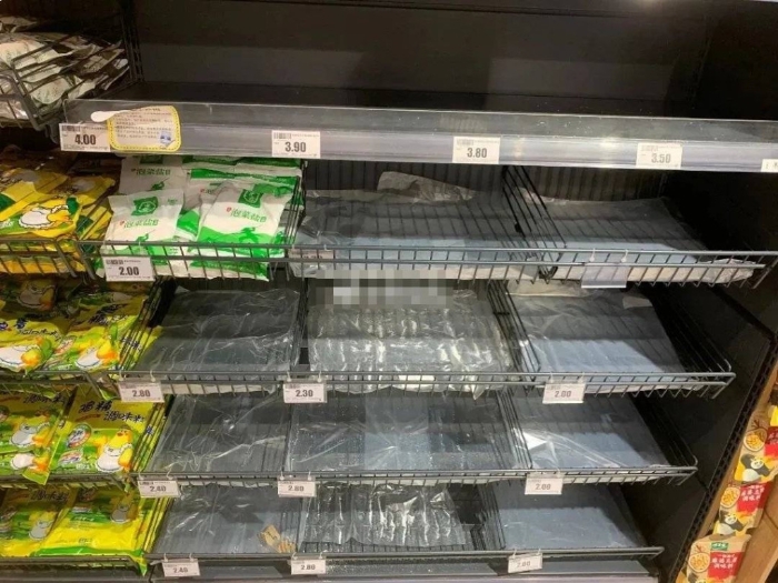 江苏常州有民众到超市抢购食盐。