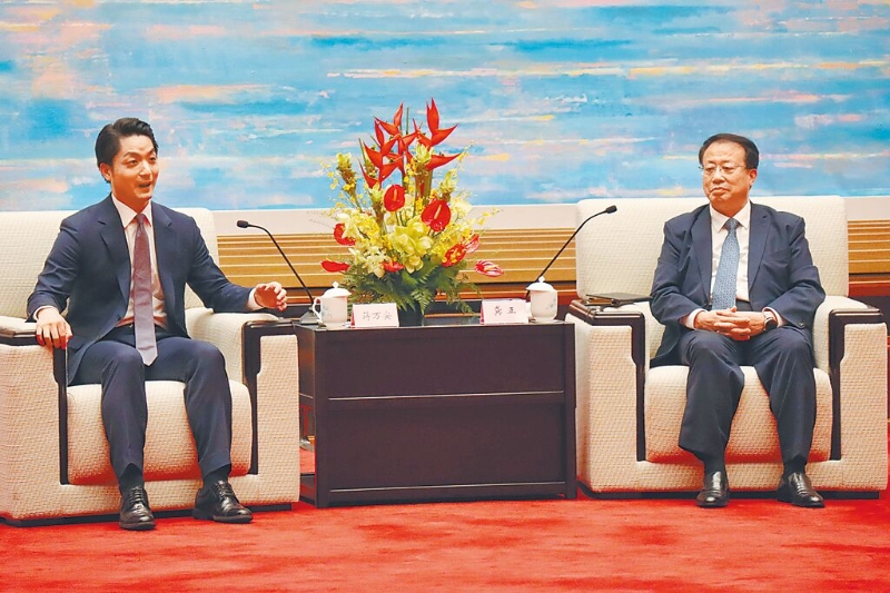 台北市长蒋万安(左)29日率团抵达上海参加双城论坛,晚间与上海市长龚正(右)会见。 台北市长蒋万安(左)29日率团抵达上海参加双城论坛,晚间与上海市长龚正(右)会见。