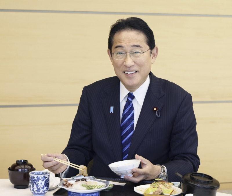 岸田大口吃福岛鱼生 赞安全又好吃 岸田大口吃福岛鱼生 赞安全又好吃