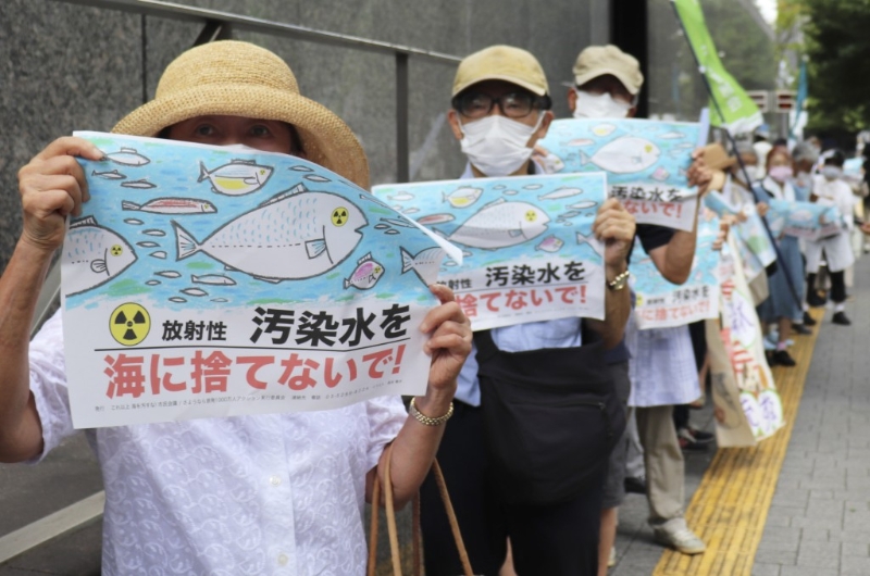 日本民众手持不要将污染水扔进大海等标语在东京电力公司总部前集会抗议。 日本民众手持不要将污染水扔进大海等标语在东京电力公司总部前集会抗议。