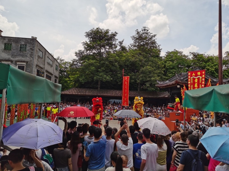 黄飞鸿纪念馆对面有武狮表演,吸引不少游客。图:Trip@飞奔中的狼8 黄飞鸿纪念馆对面有武狮表演,吸引不少游客。图:Trip@飞奔中的狼8