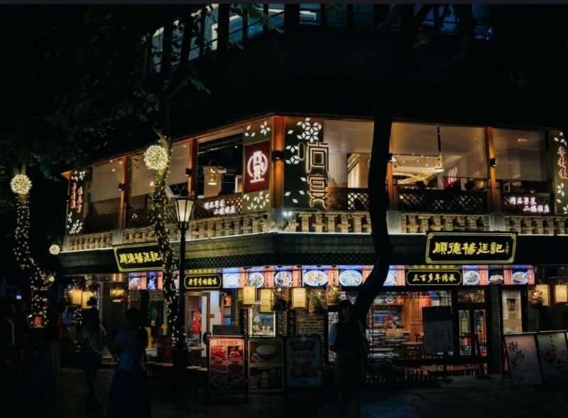 古老街道晚上灯火通明。图:小红书@小辣椒出去玩吖 古老街道晚上灯火通明。图:小红书@小辣椒出去玩吖