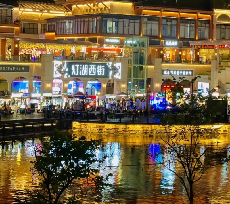 佛山市中心的千灯湖,晚上变身大型夜市。图:小红书@是捷米呀 佛山市中心的千灯湖,晚上变身大型夜市。图:小红书@是捷米呀