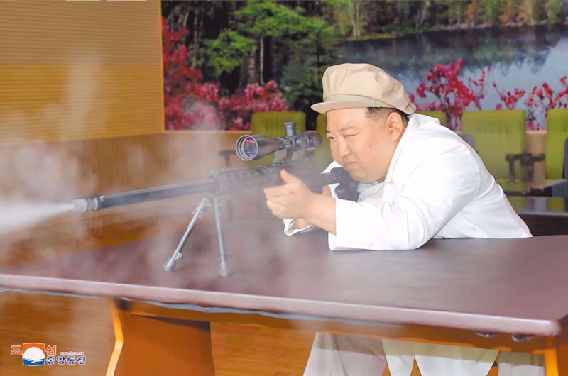 金正恩试射枪枝。