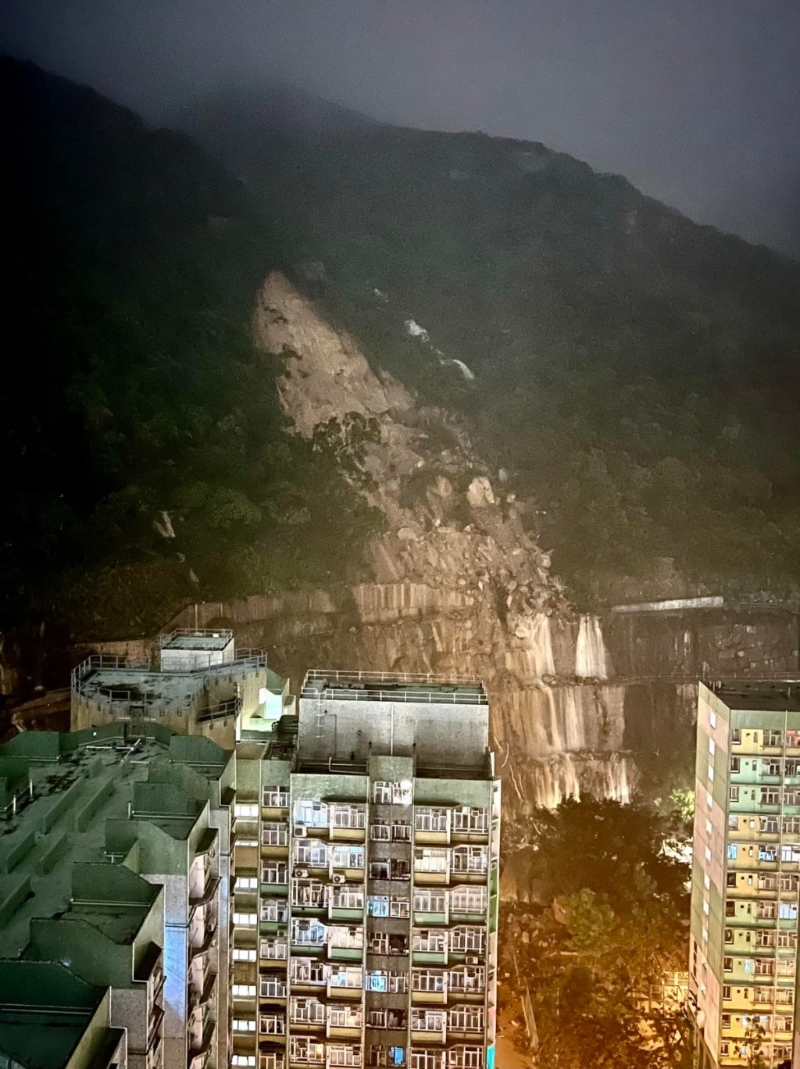 筲箕湾耀兴道山泥倾泻淹没车辆,居民: 住这么久第一次遇到 筲箕湾耀兴道山泥倾泻淹没车辆,居民: 住这么久第一次遇到