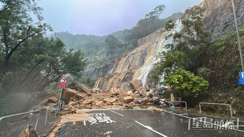 耀兴道巨石滚下阻路全线封。 耀兴道巨石滚下阻路全线封。
