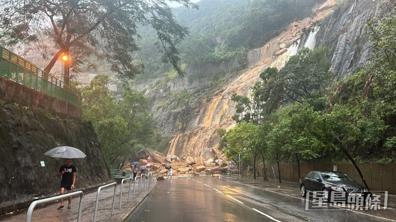 耀兴道巨石滚下阻路全线封。 刘汉权摄 耀兴道巨石滚下阻路全线封。 刘汉权摄