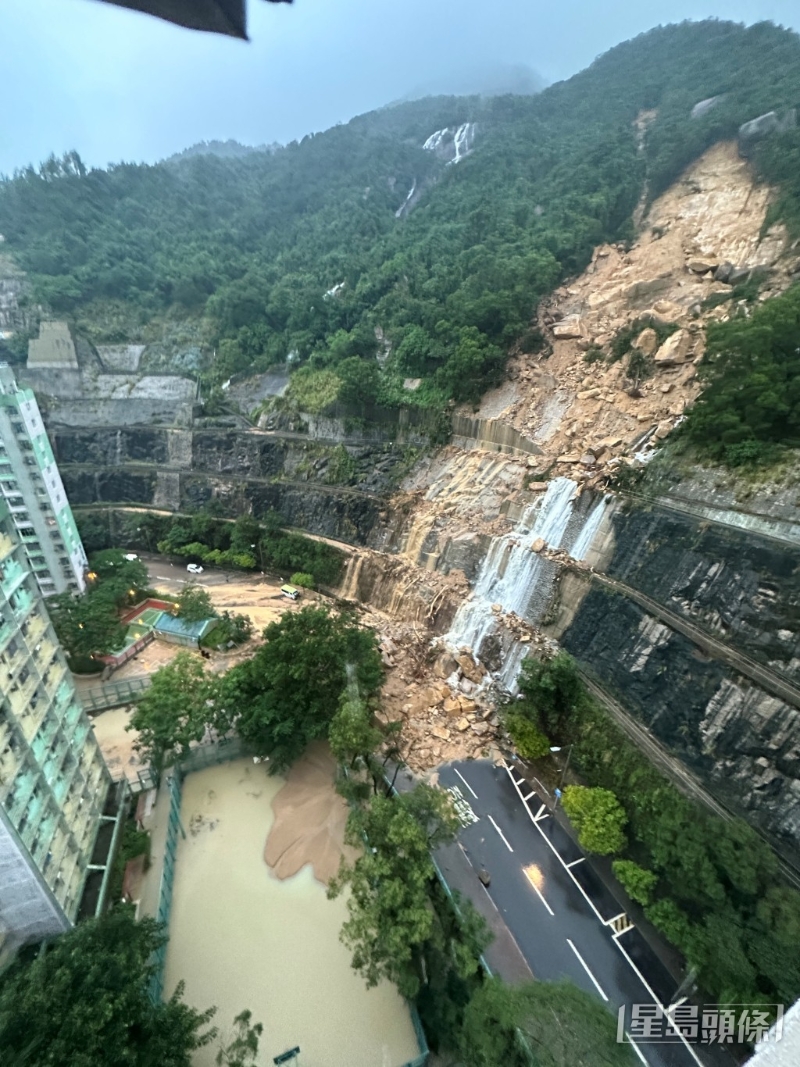 暴雨亦淹没耀兴楼对开球场,球场顿成泽国。刘汉权摄 暴雨亦淹没耀兴楼对开球场,球场顿成泽国。刘汉权摄