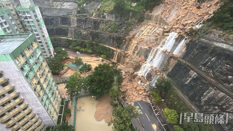 暴雨亦淹没耀兴楼对开球场,球场顿成泽国。 刘汉权摄 暴雨亦淹没耀兴楼对开球场,球场顿成泽国。 刘汉权摄