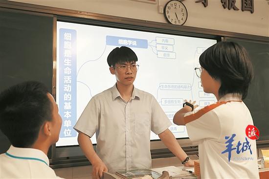 一下课,王锦辉的周围便围满了来问问题的学生 一下课,王锦辉的周围便围满了来问问题的学生