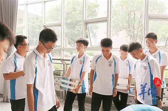 北滘中学的学生到图书馆搬书 北滘中学的学生到图书馆搬书