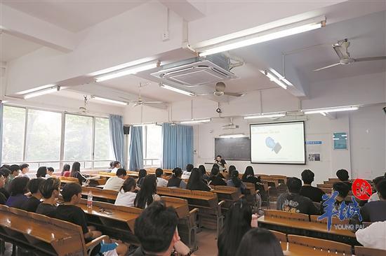 阎石发正在给两个班上专业课 阎石发正在给两个班上专业课