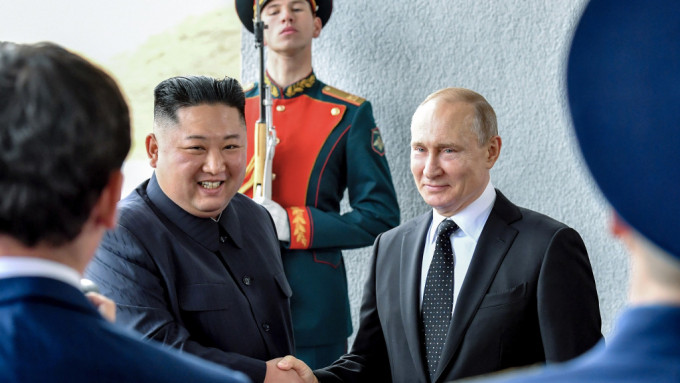金正恩与普京(右)于2019年4月15日在海参崴会面。 美联社资料图 金正恩与普京(右)于2019年4月15日在海参崴会面。 美联社资料图