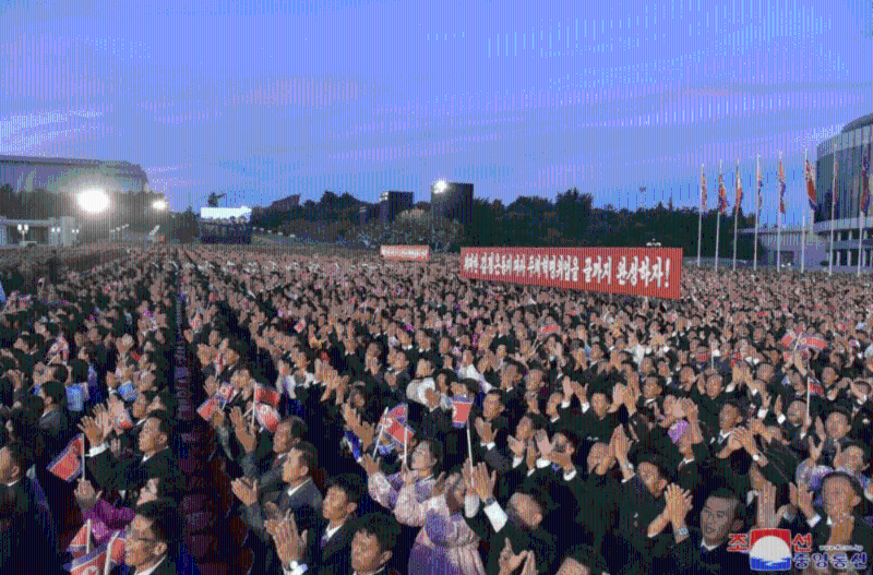 观看阅兵的民众站满金日成广场。 路透社