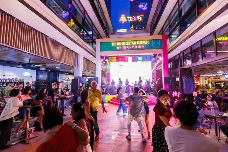 华懋集团旗下的8大购物商场，包括如心广场、翩滙坊、好运中心、希尔顿中心、顺福粮仓、粉岭名都商场、上水名都商场、巴黎。 伦敦。