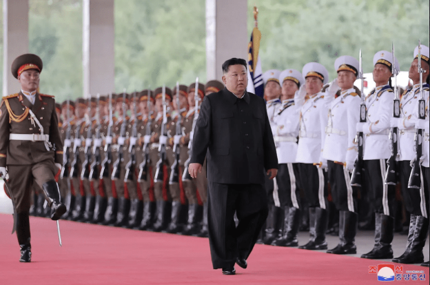 金正恩在登上专列前检阅军方仪仗队。 金正恩在登上专列前检阅军方仪仗队。