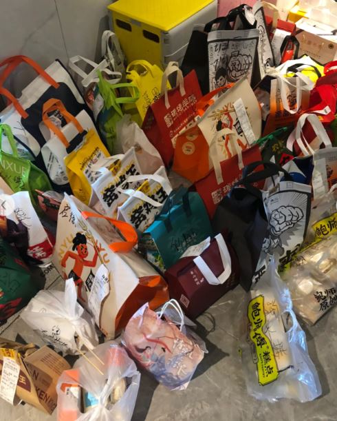 贴主可为香港客人反向代购货品包括美食、鲜花、文件、落下的物品,以至可为客人接一对一订单 贴主可为香港客人反向代购货品包括美食、鲜花、文件、落下的物品,以至可为客人接一对一订单