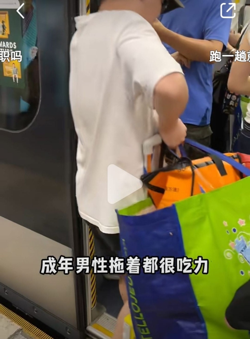 货物重,成年男性拖起来都感吃力 货物重,成年男性拖起来都感吃力