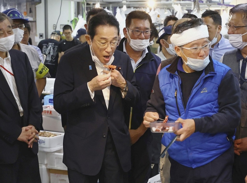 日本首相岸田文雄也曾到东京丰洲市场公开食水产,以显示食物安全。 路透社 日本首相岸田文雄也曾到东京丰洲市场公开食水产,以显示食物安全。 路透社