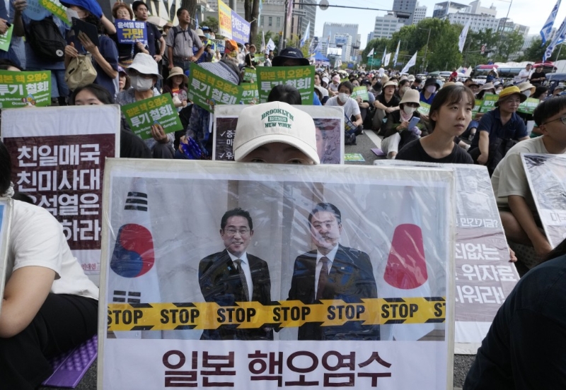 韩国示威者不满总统尹钖悦支持日本首相岸田文雄排放核污水。 美联社 韩国示威者不满总统尹钖悦支持日本首相岸田文雄排放核污水。 美联社